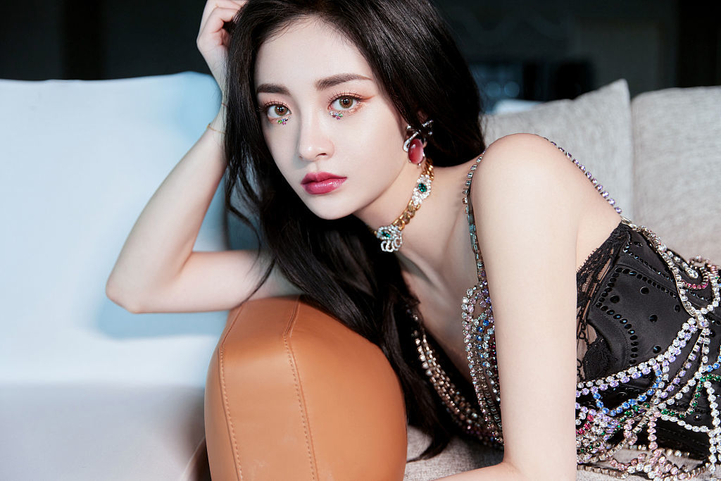 周洁琼亮相浙江卫视虎年新春美好夜黑色亮钻短裙冷艳锋利