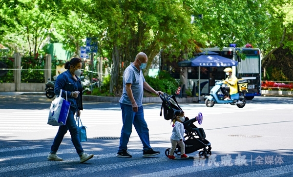 图说:防范区市民有序走出家门,踏出回归正常生活的第一步 新民晚报记者 孙中钦/摄