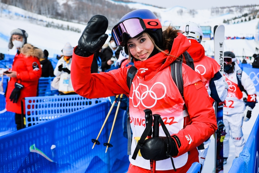 谷爱凌夺得北京冬奥会自由式滑雪女子u型场地技巧冠军.