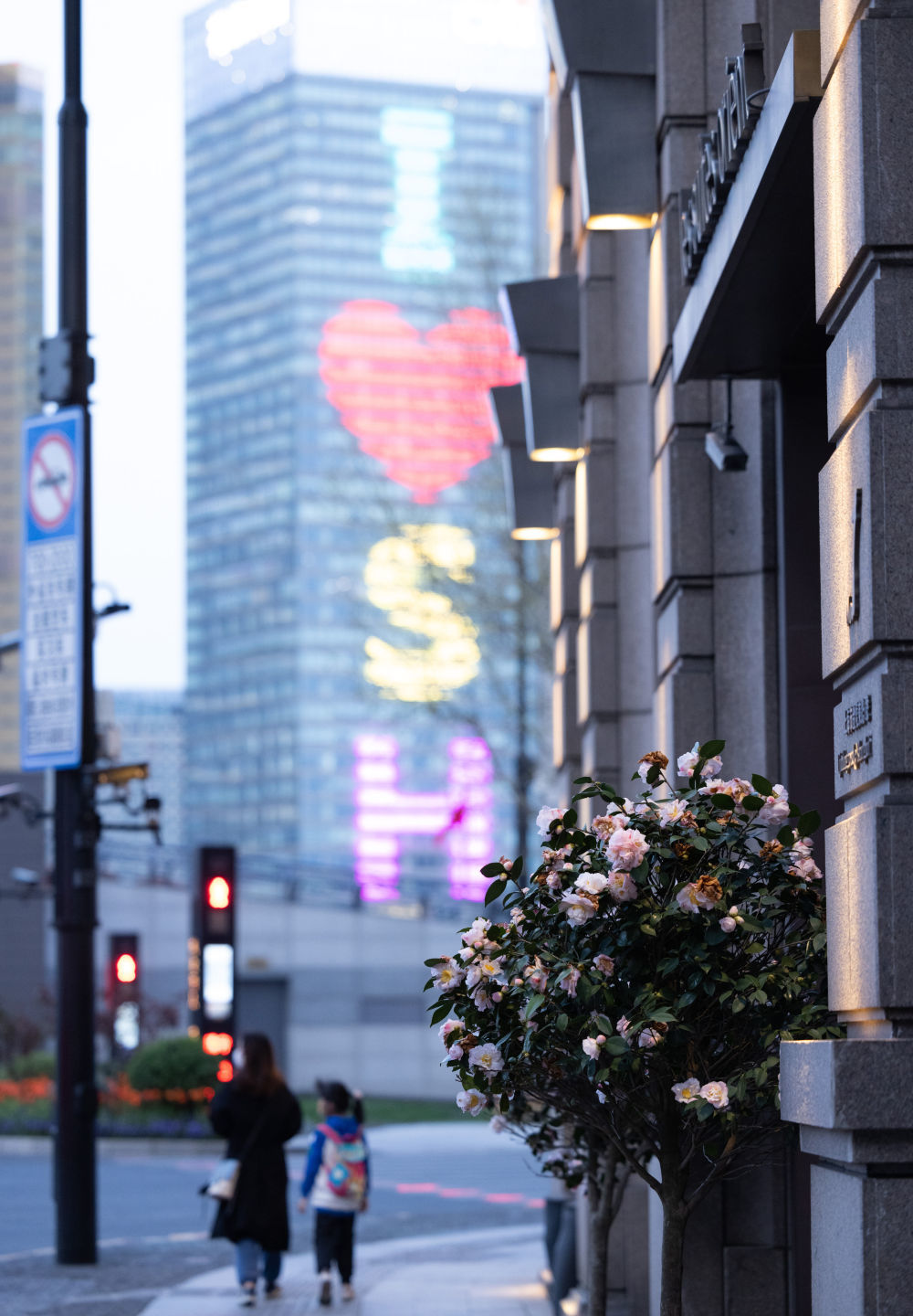 ↑从浦西金陵东路遥拍浦东陆家嘴(3月29日摄)。