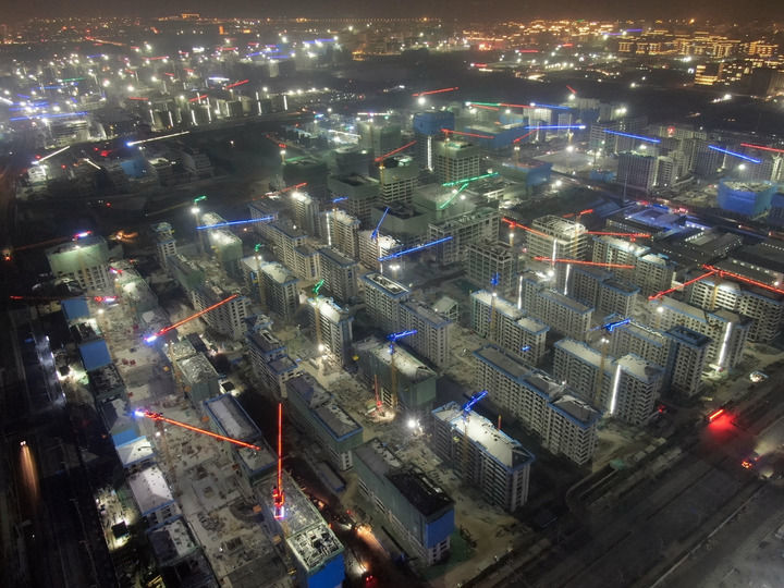 这是2022年1月4日拍摄的雄安新区容东片区华望城项目夜景(无人机照片)。新华社记者 骆学峰 摄