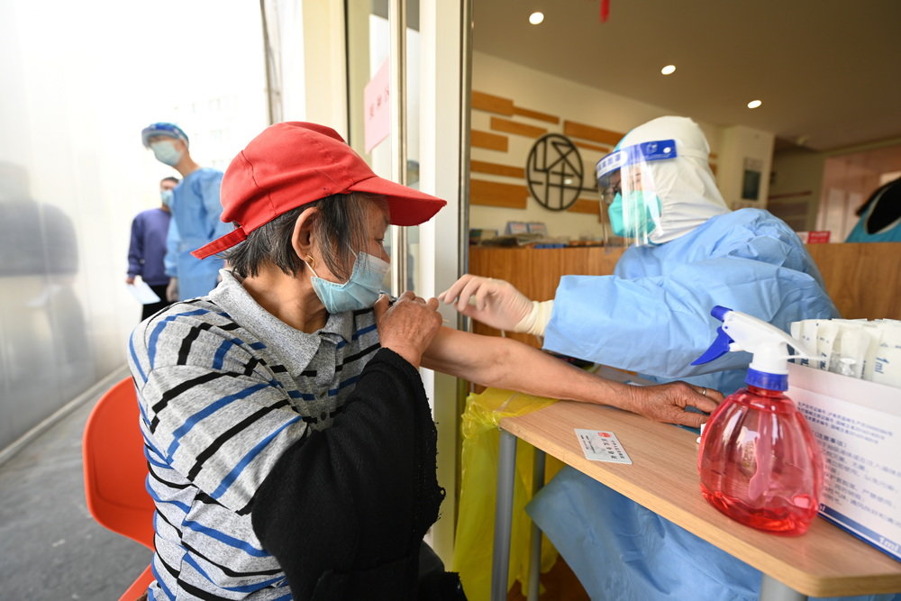 2022年4月20日,上海奉贤区金海街道金水苑小区,社区老年居民在家门口接种新冠疫苗。