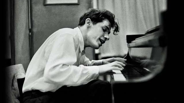 格伦·古尔德 Glenn Gould (1932 - 1982)，加拿大著名钢琴家，被誉为20世纪最具精神魅力的钢琴演奏家之一。他早年就蜚声国际，之后录制了诸多著名唱片，其中巴赫的《哥德堡变奏曲》等曲目已被奉为当世经典。