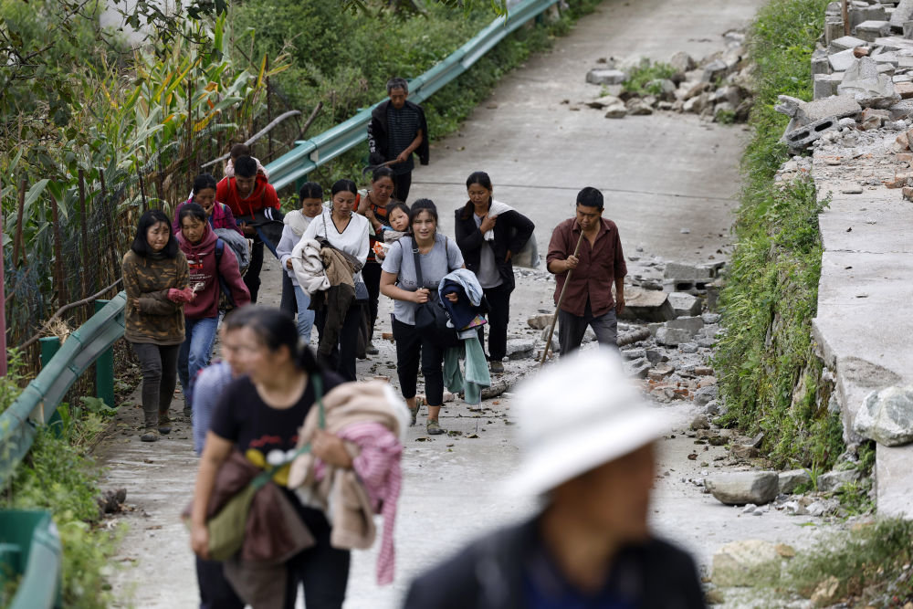 9月6日，得妥镇湾东村村民正在向外转移。新华社记者 沈伯韩 摄