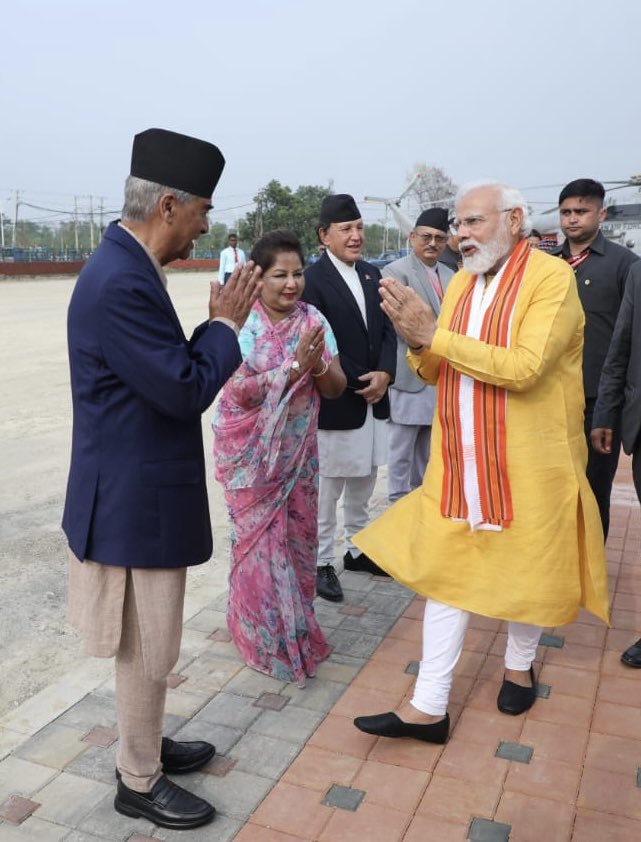当地时间5月16日，印度总理莫迪抵达蓝毗尼，尼泊尔总理德乌帕前往迎接 图源：德乌帕推特。