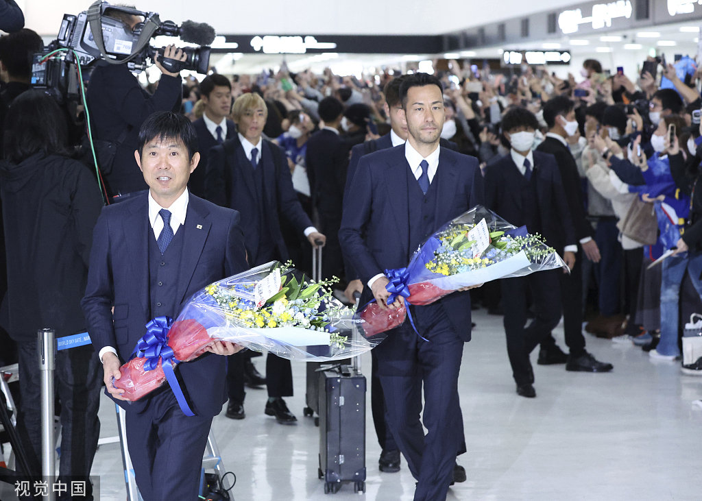 球迷在机场欢迎日本队。