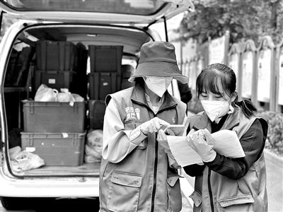 4月27日，朝阳共青团发出紧急招募令。志愿者当天前往双井街道、劲松街道、潘家园街道等40余个管控小区，为居民分发物资 供图/朝阳团区委