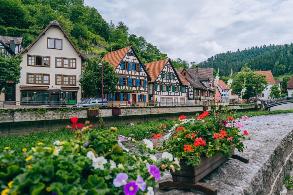 德国黑森林小镇希尔塔赫(Schiltach)依山傍水,清新幽静,是人们喜爱的森林空气疗养地之一。其实,希尔塔赫最有名气的是保存完好的桁架结构建筑,被人们誉为桁架建筑艺术博物馆。希尔塔赫的名气主要来自于整个小镇几百年传承下来的木桁架结构建筑。因小镇处于黑森林地区腹地,森林资源丰富,桁架结构的木屋便是当地人居住的首选。这种木屋就地取材,冬暖夏凉,易于施工,适合这里气候和经济条件。这种房屋外观被漆成五颜六色更显得格外抢眼,如此美观漂亮的小镇让人疑为置身于童话世界。