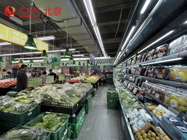 京客隆超市针织路店果蔬生鲜区域内货品充足。人民网 尹星云摄