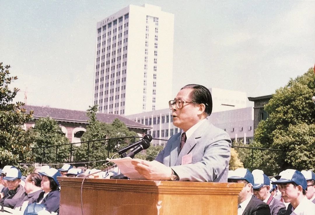 1986年6月8日，江泽民在上海交大建校90周年大会上讲话