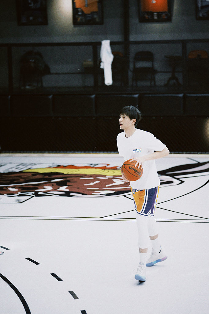 李现发布一组篮球随拍活力动感青春洋溢