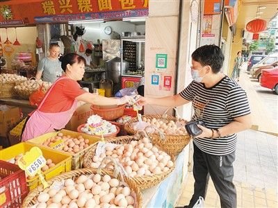 近日，居民在河北省邯郸市一家超市选购蔬菜。李昊 摄（人民视觉）