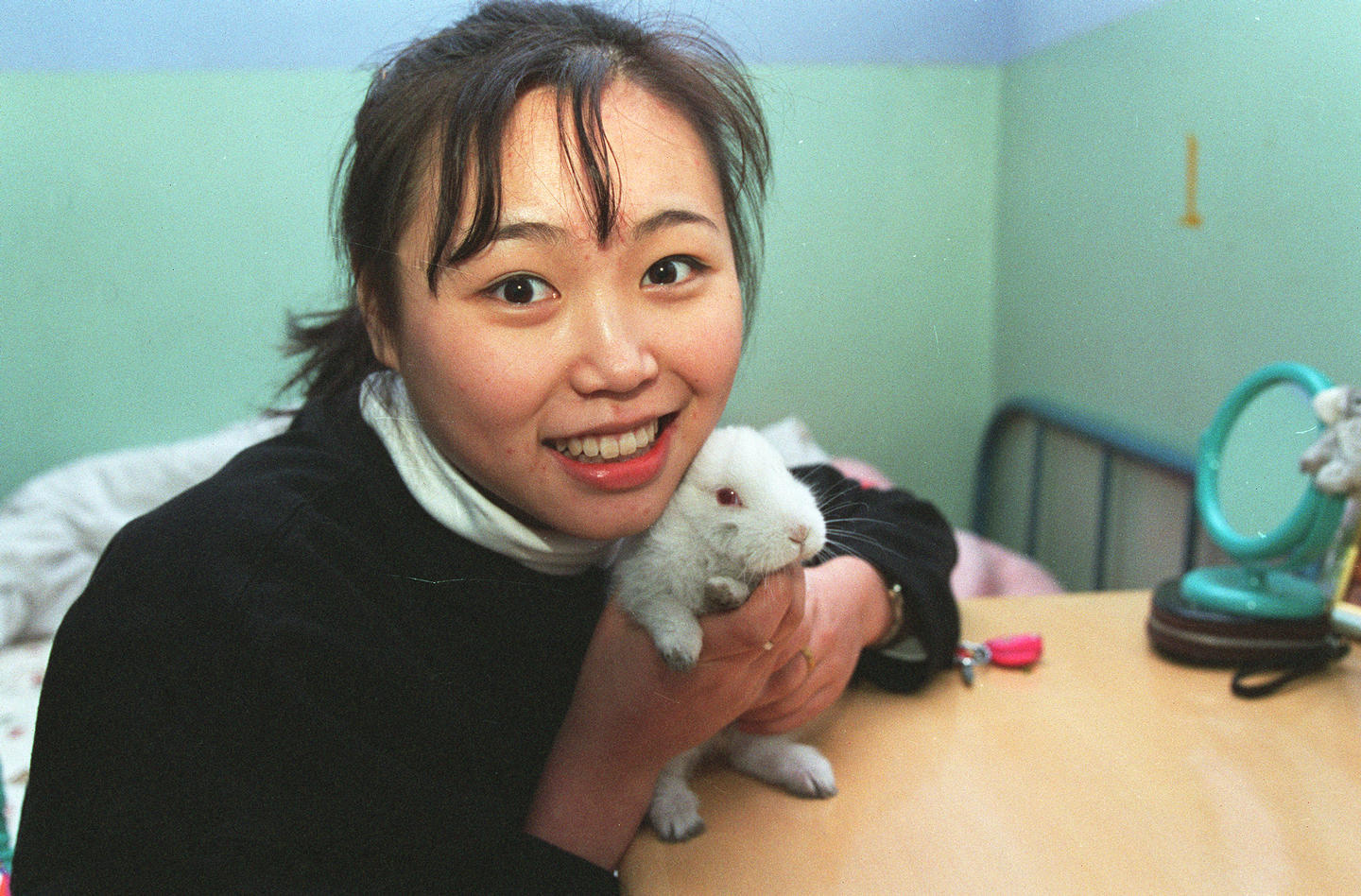 陈露和她的宠物小白兔袁满摄(1996年2月1日发)