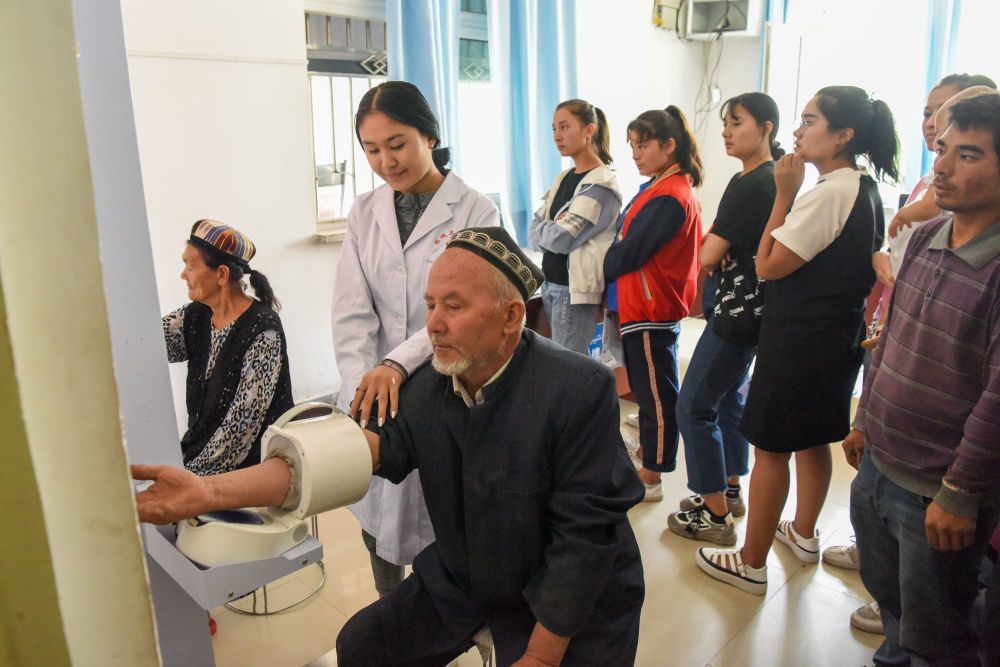 在新疆和田市伊里其乡中心卫生院，居民接受免费健康体检（2019年8月23日摄）。新华社记者 丁磊 摄