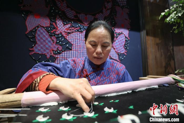 苗绣传承人石丽平非遗的传承必须用两条腿走路