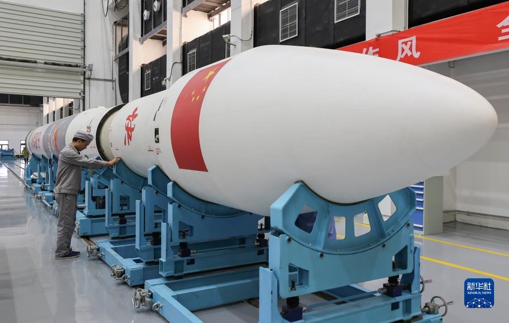 在武汉国家航天产业基地火箭产业园总装测试厂内，技术人员在对一发火箭进行舱段对接状态检查（2022年7月15日摄）。新华社记者 程敏 摄