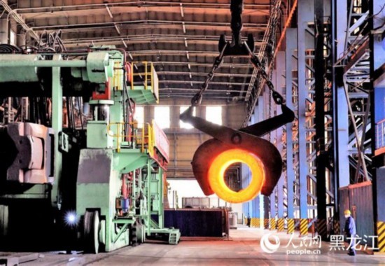 中国一重集团水压机锻造厂生产车间。人民网 张哲鑫摄