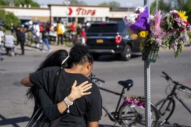 人们在枪击案发生的超市外悼念受害者。