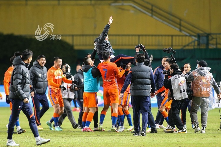 中超末轮战亚泰，泰山队蓄力足协杯，赛后将捧第五座<em>火神</em><em>杯</em>