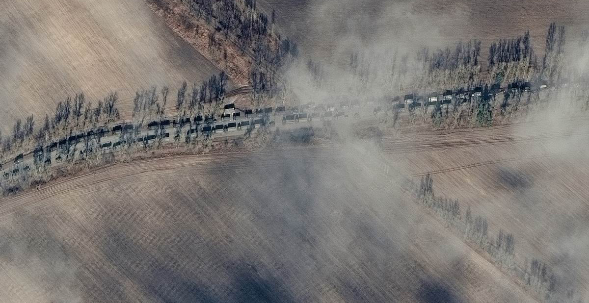 当地时间2022年2月27日，乌克兰伊万科夫附近，卫星图片显示俄罗斯地面部队在行进中。地面部队包括数百辆军用车辆，长约5.2公里，包括坦克、步兵战车和自行火炮。