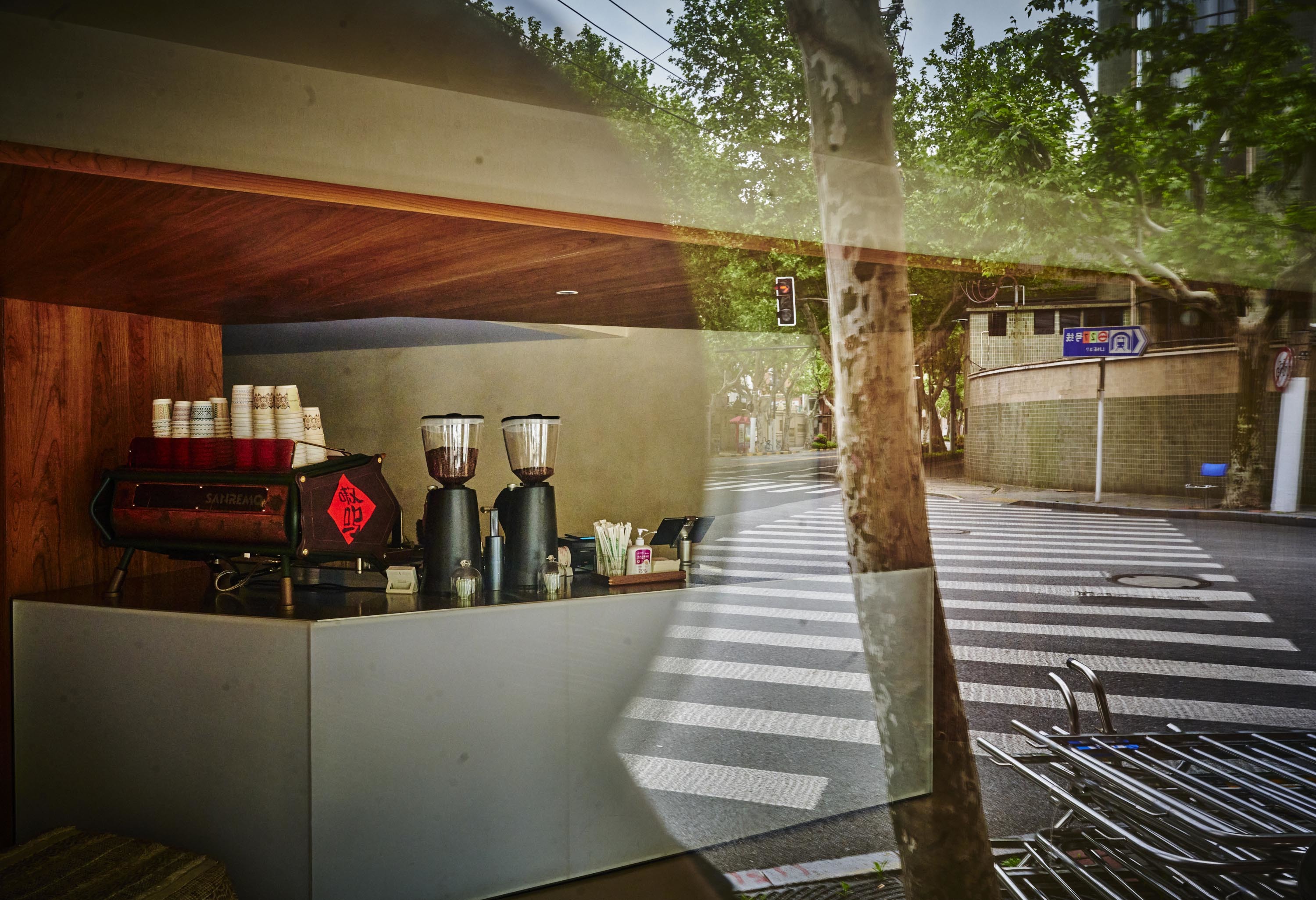 2022年4月30日,上海,北京西路铜仁路口,街角咖啡店.丁晓文 图