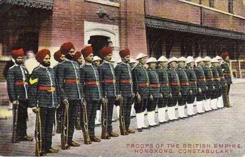 1906年明信片上的香港警察部队，印度裔警察可以拿枪，华人警察不许拿枪