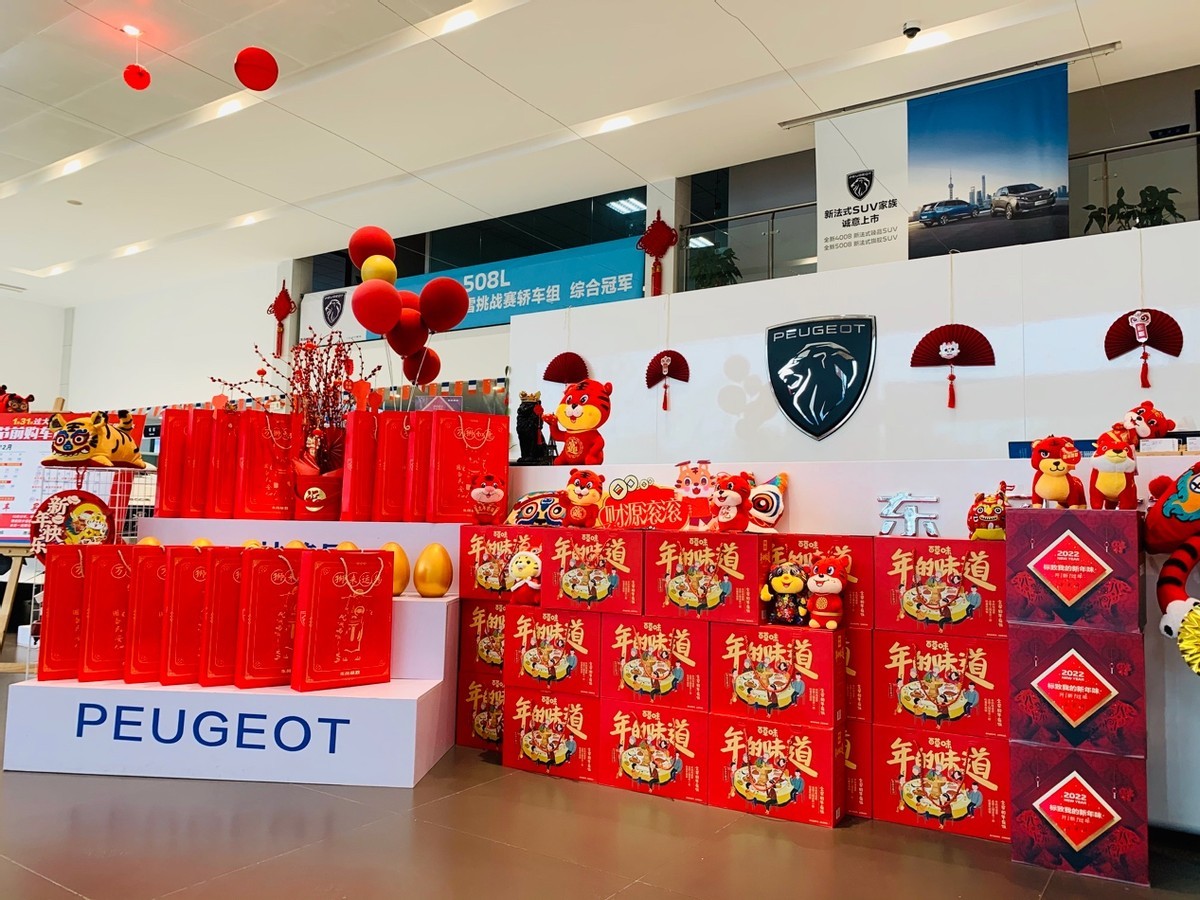 进行中,虎年灯笼,虎头坐垫,舞狮道具,新年堆头……你能想到的新年元素