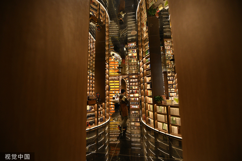 2022年3月28日,成都,都江堰钟书阁书店因其独特的空间设计吸引了一些读者前来拍照打卡。 这家书店在装修上使用了相当多的玻璃镜面,走进书店内部,会让人感觉空间特别大,四周也充满着魔幻感,如同走进了一座“奇幻森林”。