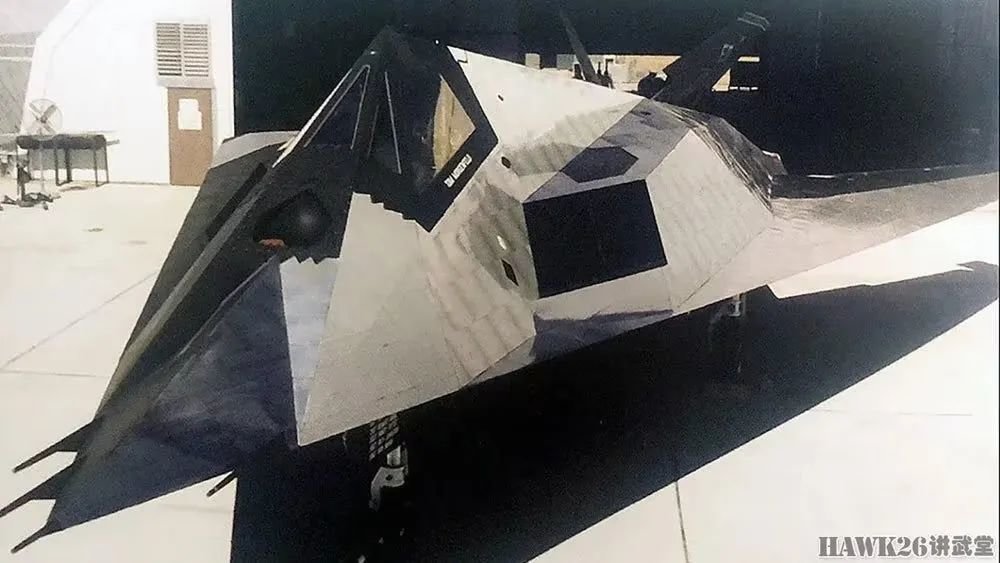 采用“镜面涂层”的美军F-35C曝光 神秘用途引猜测