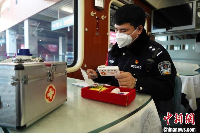 铁路乘警“百宝箱”看春运需求变迁