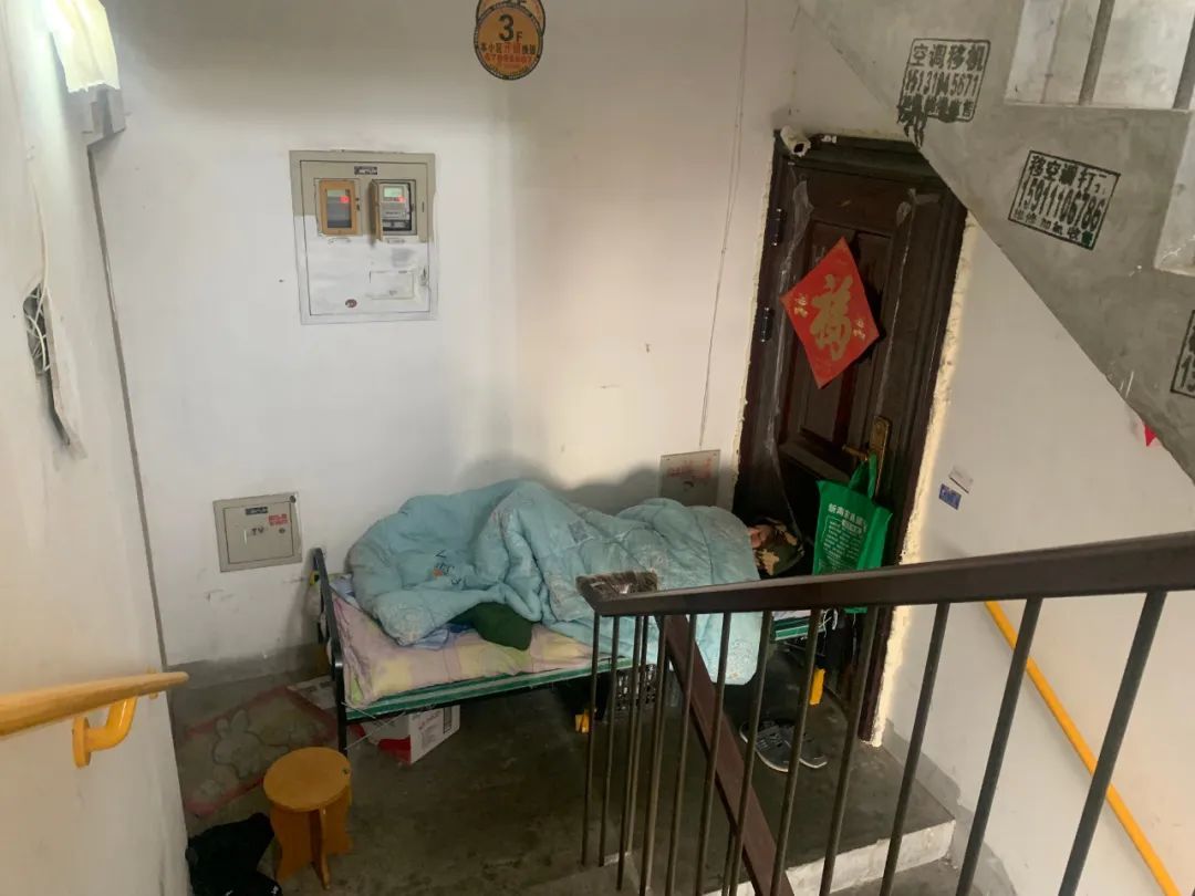 王永彬在302室门外居住超过一年。摄影/本刊记者 张馨予