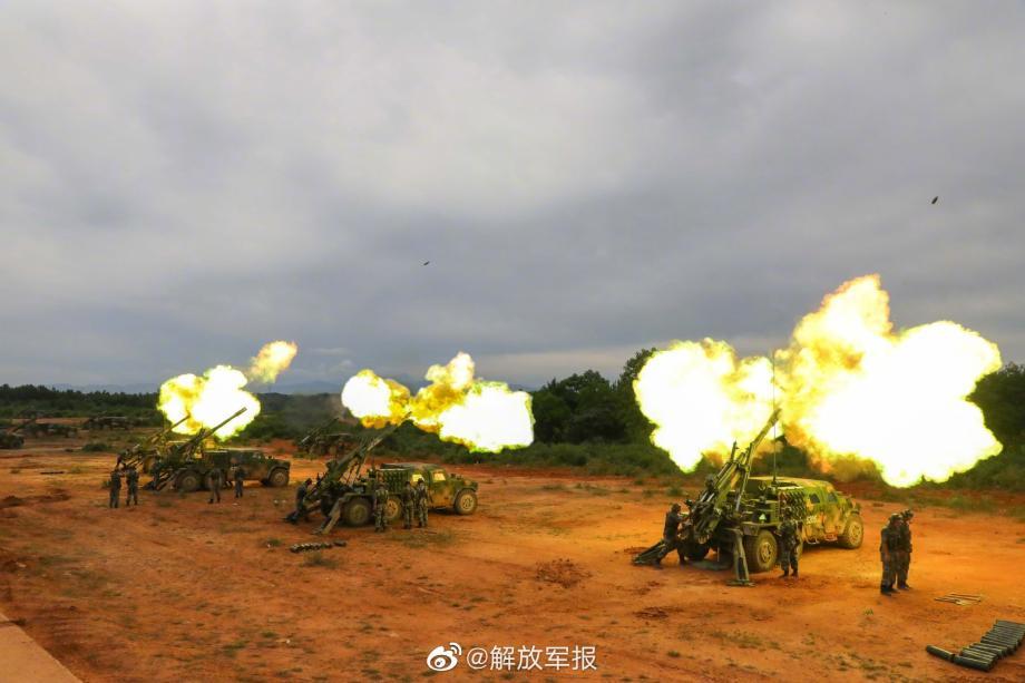 近日,第72集团军某旅炮兵营展开全要素实弹演练,充分检验旅属炮兵群精打快撤、协同作战能力。