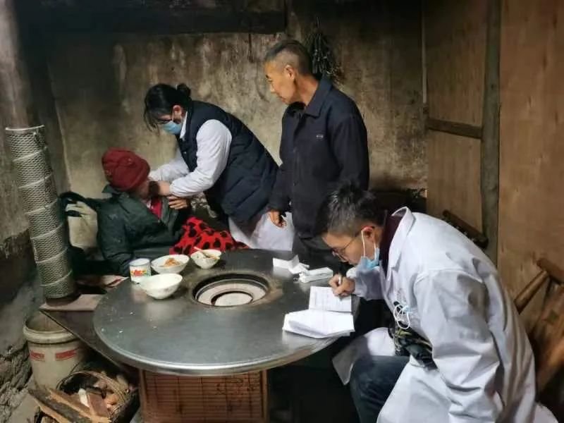12月4日,张艾军(右一)带着乡卫生院的医护人员,挨家挨户给老人打疫苗。受访者供图