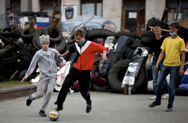 2014年4月，“顿涅茨克人民共和国”脸书主页上发布了一张照片，顿涅茨克民兵在一处街垒前踢足球。
