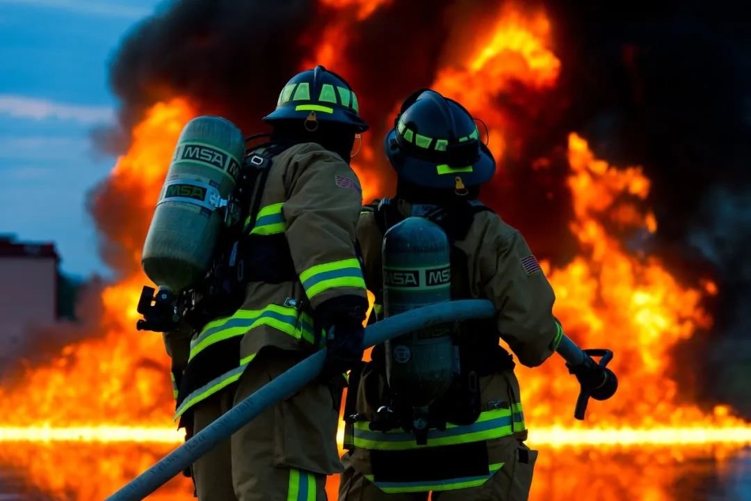 经历过山火的消防员很容易面临被细菌感染的危险。｜Pixabay
