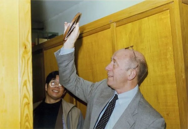 1996年，联合国教科文组织官员、时任奥地利国家科学院音响档案馆馆长迪特里希·舒勒（右）访问音研所，张振涛（左）陪同。