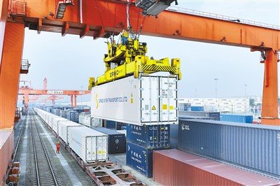 12月7日晚，满载泰国、老挝等东南亚国家盛产的进口水果专列顺利抵达四川成都，并陆续自成都国际铁路港转运至四川省各大水果市场。该趟班列经中老铁路全程铁路运输仅用时4天，东南亚进境水果驶入“快车道”。据悉，这是四川首次通过中老铁路从东南亚进口水果，标志着四川对RCEP国家水果进口铁路直达跨境通道顺利打通，为今后常态化生鲜冷链进出口奠定了基础。图为12月8日，成都集装箱中心站，工作人员正在吊装转运四川首趟中老铁路进口水果冷链专列集装箱。　　