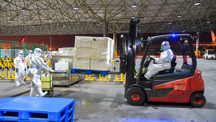 上海封控期，口岸人员凭“白名单”逆行，海关首批增援关员透露港口真实状况…