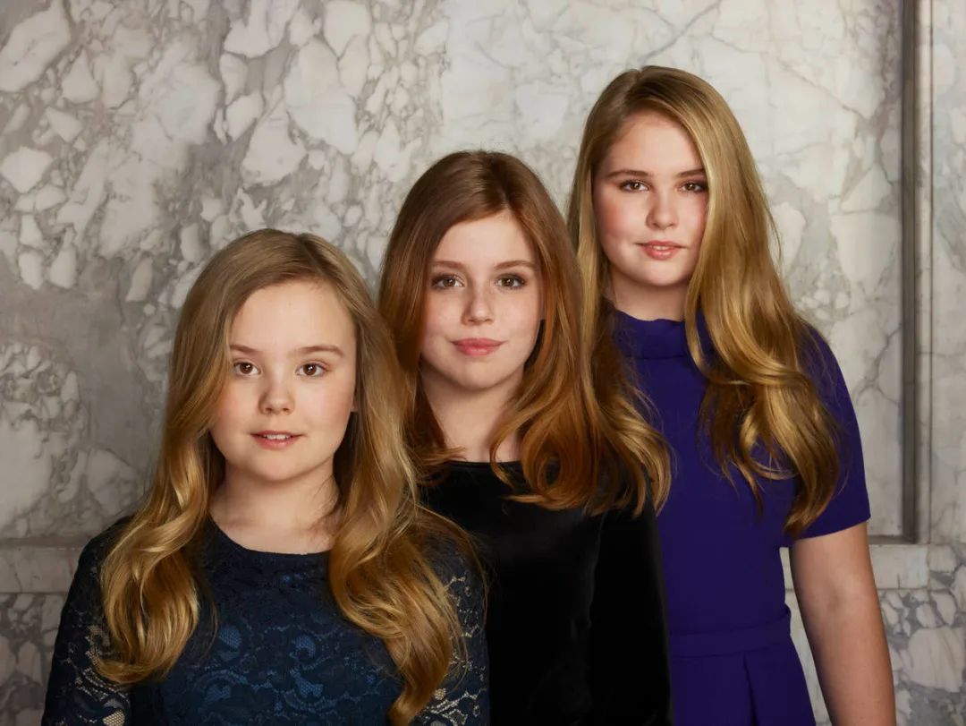 威廉·亚历山大和马克西玛的三个女儿，从左到右分别是：阿丽亚娜公主、亚历克西亚公主和奥兰治公主