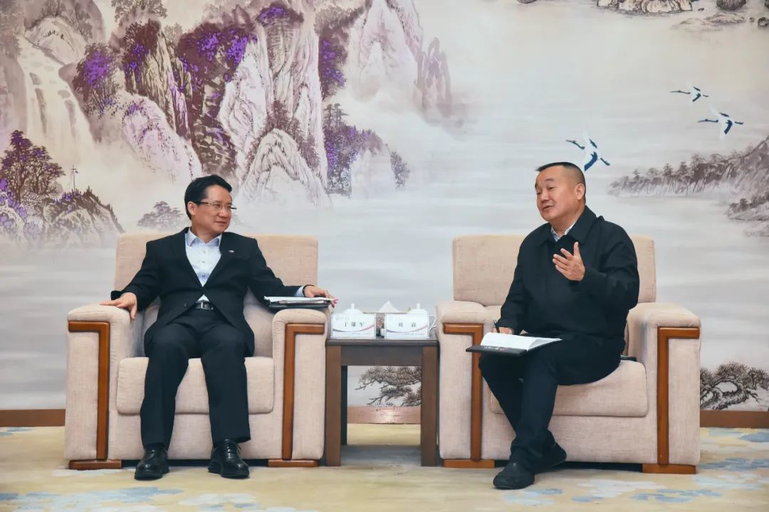 万亿市值酒企掌舵人率队登门，茅台和泸州老窖两巨头上演“双雄会”
