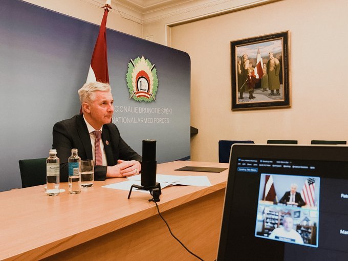 拉脱维亚防长帕布里克斯与美国防长举行视频会议讨论乌克兰问题，图自推特