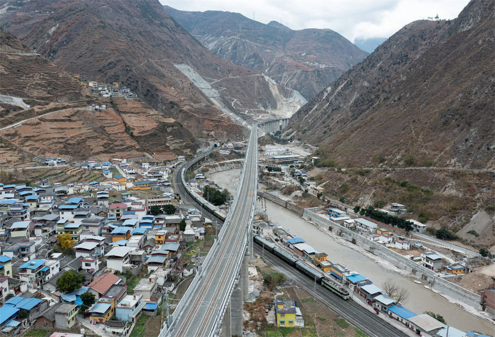 12月16日拍摄的新成昆铁路埃岱三号双跨特大桥，该桥下是老成昆铁路（无人机照片）。新华社记者 江宏景 摄