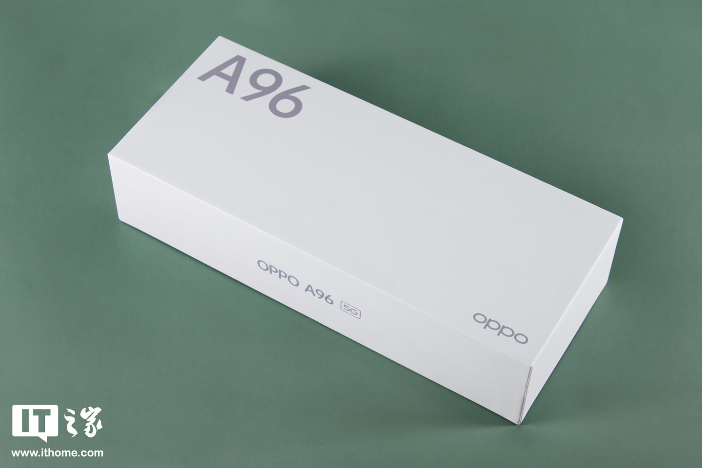 oppo a96 的包装十分简洁,通体白色,仅在几个地方印有手机的品牌,名字