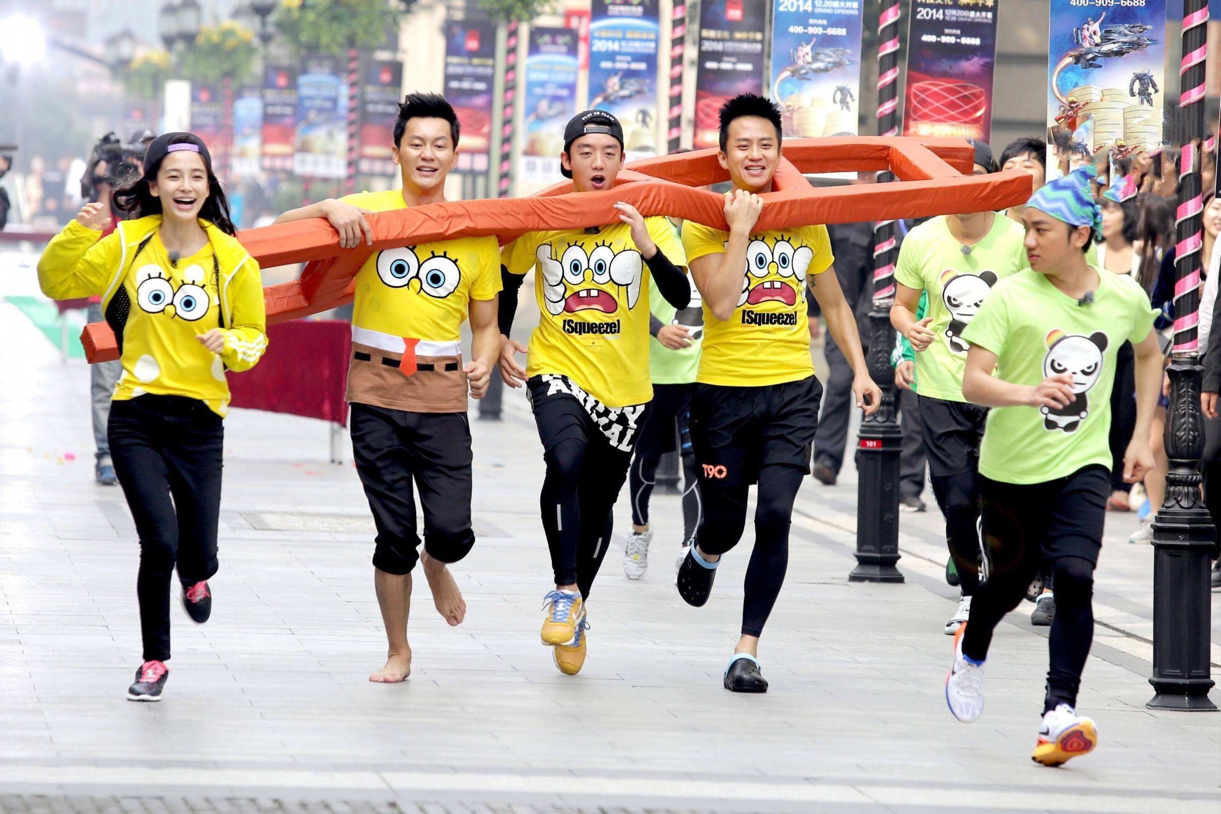 年轻英俊的中国男子在体育场跑道上跑步锻炼前摆明星姿势。挑战运动员在起点奔跑的比赛照片摄影图片_ID:420809285-Veer图库