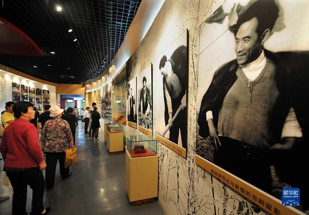 参观者在河南兰考焦裕禄同志纪念馆内参观（2014年5月14日摄）。新华社记者 李安 摄