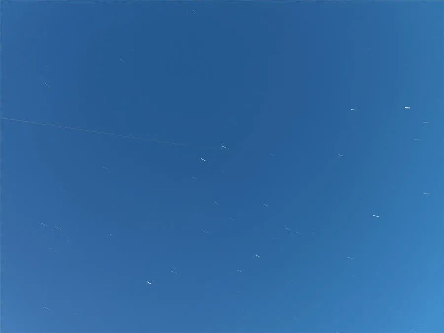 3月27日，中国空间站组合体、天舟二号货运飞船飞越北京上空。（李永刚 摄）