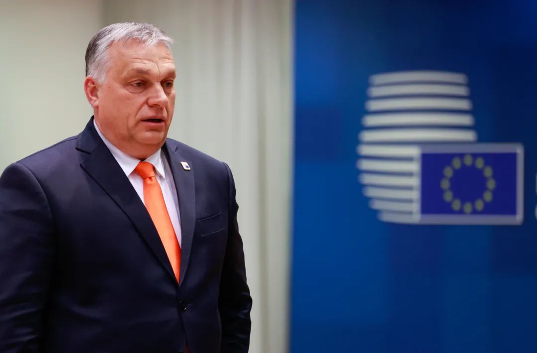 ▲3月24日，匈牙利总理欧尔班抵达欧盟总部，准备出席欧盟峰会。在欧盟峰会前夕的3月23日，欧尔班表示匈牙利政府强烈反对制裁俄罗斯能源部门。图/新华社