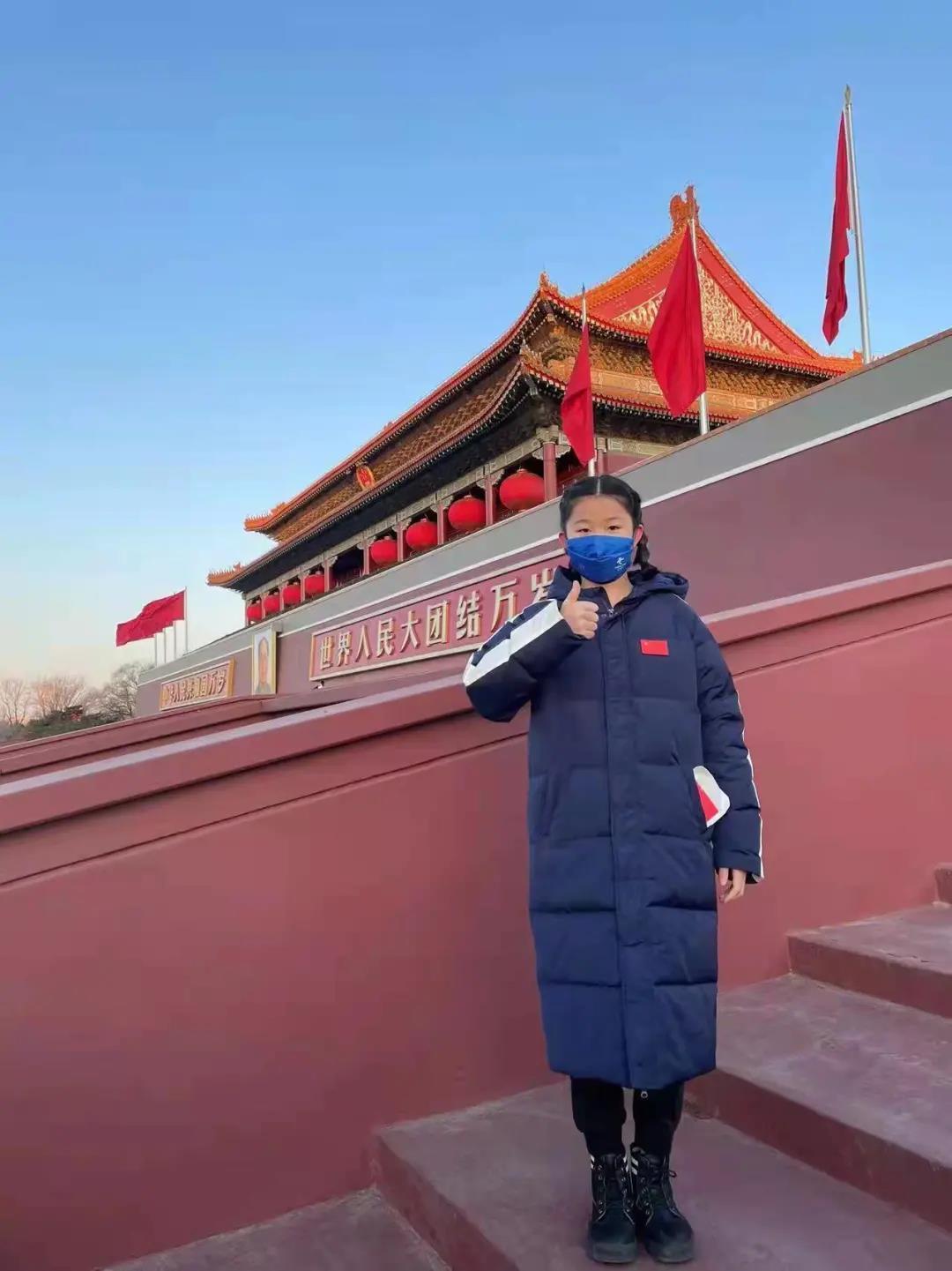 席庆茹在天安门前参观留影。