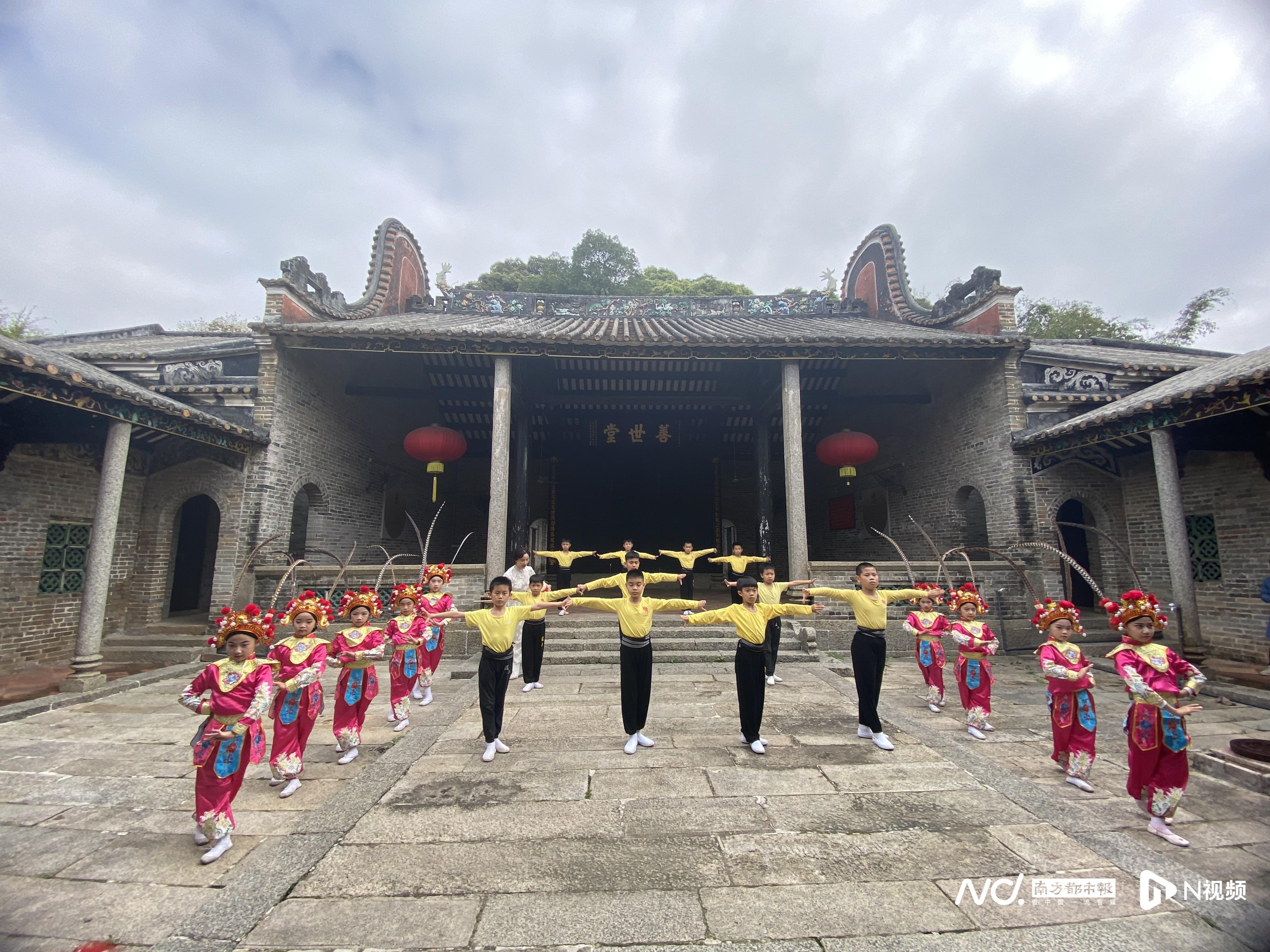 学习粤剧的孩童们在莲塘村古祠堂里练功。3.jpg