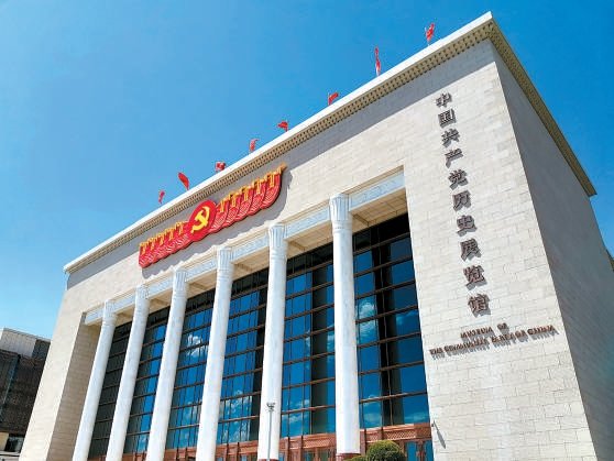 党的十八大以来，习近平总书记高度重视党史学习教育，高度重视革命文物工作。2021年6月18日中国共产党历史展览馆在首都北京正式开馆。“不忘初心、牢记使命”是百年党史展览的“纲”和“魂”，围绕着这条红线，展览自始至终突出了五条线索,即党的不懈奋斗史、不怕牺牲史、理论探索史、为民造福史、自身建设史，系统全面展示我党“敢教日月换新天”的精气神。中国共产党历史展览馆成为引导人民群众听党话跟党走的教育基地，成为党史研究和宣传的权威阵地。 东方IC供图